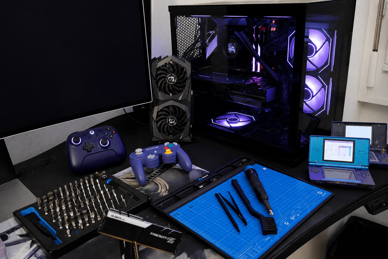 Technik-Arbeitsplatz mit PC, Laptop, Konsolen und Werkzeug